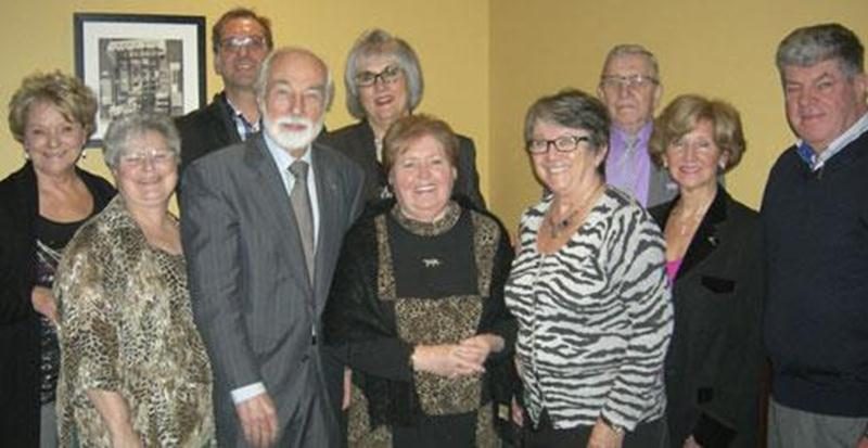 Sur la photo on aperçoit, à l'avant, de gauche à droite : Suzanne Girouard (membre du CA), Yves Lessard (président du CA), Françoise Jarret (honorée), Flore Barrière (directrice générale de la société), Odette Ouellet (membre du CA) et Réal Jeannotte (trésorier du CA). Dans le même ordre, à l'arrière : Diane Ducasse (conseille aux familles), Yves Durocher (membre du CA), Denise Loiselle (vice-Présidente du CA) et André Tremblay (membre du CA).