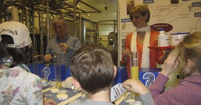 Des jeunes découvrent avec des experts du CRDA comment la science permet de comprendre la composition des aliments.