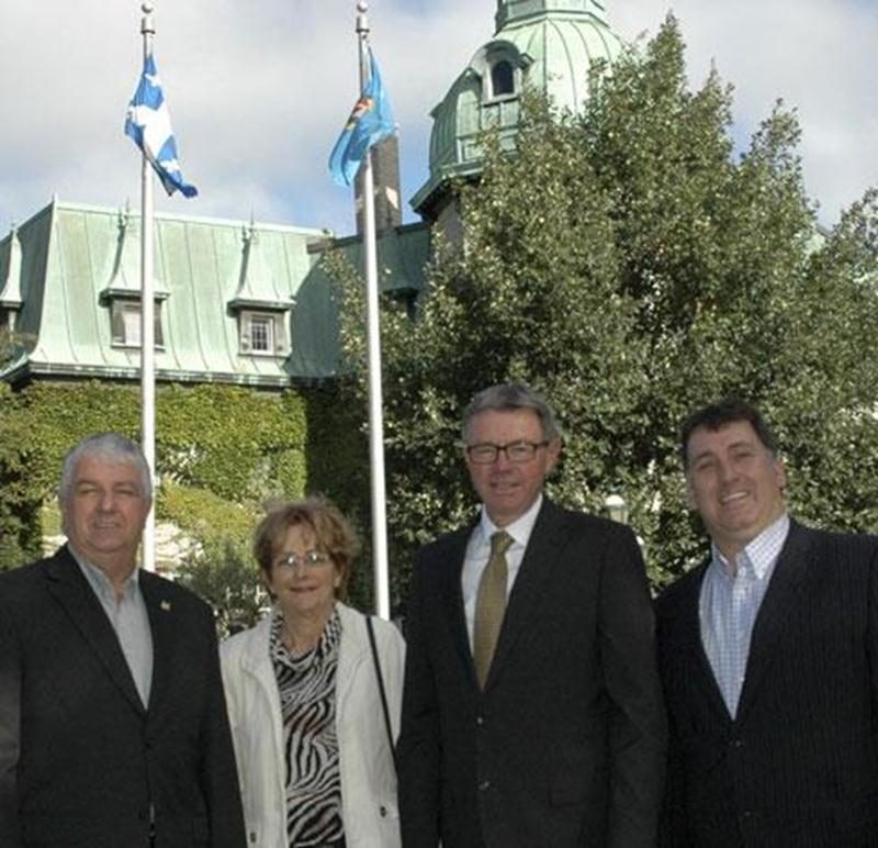 Candidat à la mairie de Saint-Hyacinthe aux élections du 3 novembre, l'ex-président de la Chambre de commerce et de l'industrie Les Maskoutains, Claude Corbeil, a maintenant déposé sa déclaration de candidature - elle porte la signaure de plus de 140 électeurs - en prévision du scrutin. Il s'est présenté à l'hôtel de ville en compagnie de son directeur de campagne, Jean-Paul Poirier, de Diane Lebel, responsable de l'agenda et de Nicolas Jobin, son agent officiel.