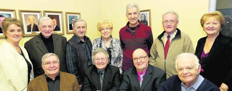 Sur la photo on reconnaît le conseil d’administration de l’Association des Chevaliers bénévoles de l’Hôtel-Dieu de Saint-Hyacinthe. Assis, de gauche à droite : Marcel Gaudreault, trésorier; ­Normand St-Sauveur, président; Michel Arpin, vice-président; et Jean Cailhier, secrétaire. ­Debout, dans le même ordre : Carole Lessard, coordonnatrice; Luc Pelland, Jean Moyen, Claire Archambault, André Comtois, Jacques Lessard et Louise Bernier, administrateurs. Absents au moment de la photo : Réal Leclerc