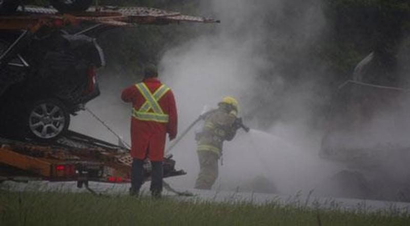 John-Mark Provis, 34 ans, de Richmond, est décédé sous l'impact d'une collision entre deux semi-remorques, mardi vers 15 h, sur l'autoroute 20, près de Saint-Nazaire-d'Acton. « Les deux camions de 53 pieds se suivaient sur l'autoroute 20 est. Le premier a ralenti, à la suite d'un ralentissement dans la voie, et le second n'a pas pu freiner à temps. Il a embouti le premier camion. Le conducteur du second camion a subi de très graves blessures et est décédé », explique l'agente Ingrid Asselin, por