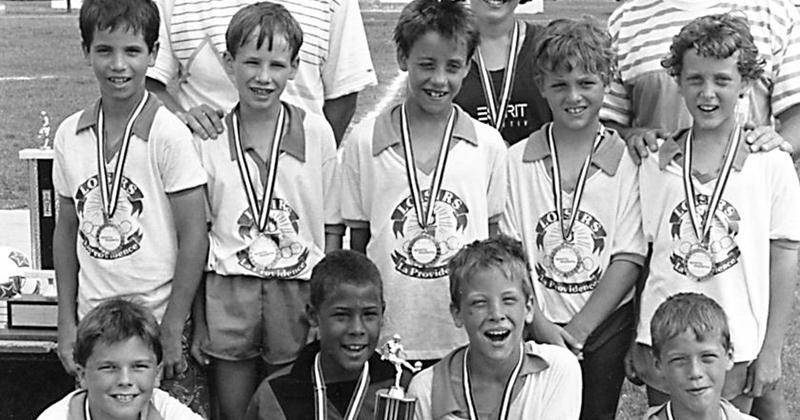 Jeunes joueurs de soccer moustique équipe La Providence, vers 1986, accompagnés de François Piette, Marie-Hélène Salvail et Léo-Patrick Morey. Photo CH380. Archives Centre d’histoire de Saint-Hyacinthe.