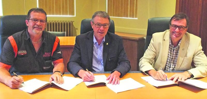 Le président du SCFP section locale 4636 représentant les cols bleus, Louis Fafard, et le président du Syndicat des salariés de la Ville de Saint-Hyacinthe représentant les cols blancs (CSD), Marcel Robidoux (photo du bas), ont participé à la séance de signature des nouvelles conventions collectives en compagnie du maire de Saint-Hyacinthe, Claude Corbeil et du directeur général de la Ville, Louis Bilodeau. Photo | Ville de Saint-Hyacinthe