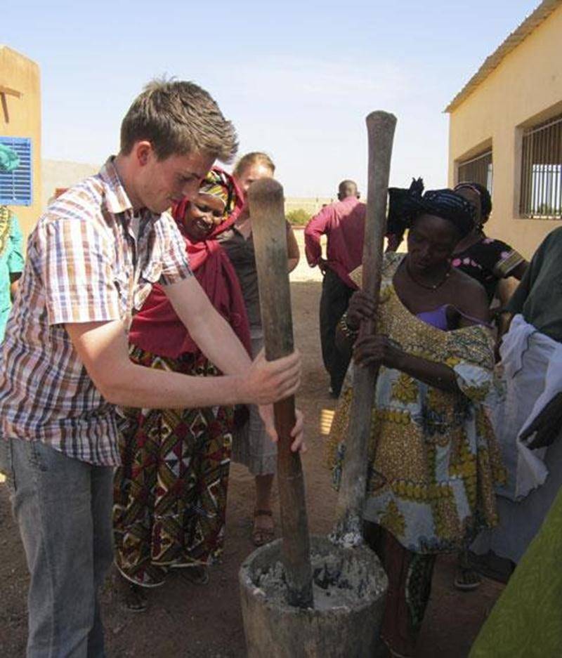 Francis Beauregard aide à la préparation du savon traditionnel fabriqué à base d'huile de karité dans un village situé dans la partie sud du Mali.