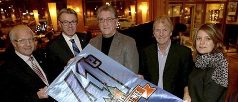 Sur la photo, le député provincial Émilien Pelletier, le maire de Saint-Hyacinthe Claude Corbeil, le président d'honneur de la 41 e édition Jean-Guy Brillon, le président du tournoi Lucien Beauregard et la vice-président de l'AHMSH, Nathalie Archambault.