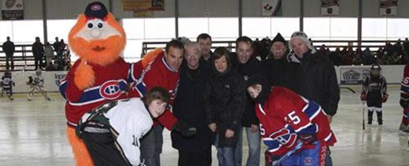 L'ancien du Canadien, Gilbert Delorme, a procédé à la mise au jeu protocolaire de la Classique hivernale à Saint-Liboire. Il est accompagné du député provincial Émilien Pelletier, Louis Denicourt (Hockey Québec), Natacha Boisvert (directrice marketing de Sogetel), Simon Desautels (Collège Antoine-Girouard), Luc Caouette (directeur de l'aréna Sogetel Martin-Brodeur), et les capitaines Nicolas Roy et Olivier Guertin.