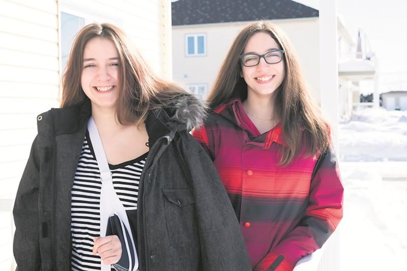 Ariane et Amylia étaient heureuses du dénouement favorable de leur aventure en VTT. Photo Patrick Roger | Le Courrier ©