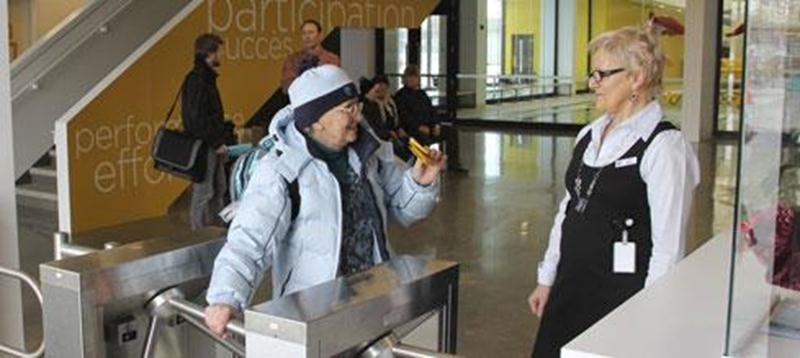 Claire Gingras Lagüe est devenue la 100 000<sup>e</sup> personne à visiter le Complexe aquatique Desjardins, le lundi 16 janvier.