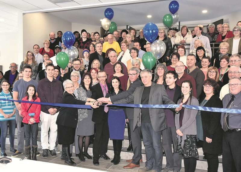 La coupe officielle du ruban en présence de nombreux fidèles et, au centre, de la députée Brigitte Sansoucy, du pasteur Guy Gosselin, de la députée Chantal Soucy, du maire Claude Corbeil et de l’entrepreneur responsable des travaux, Denis Rivard. Photo François Larivière | Le Courrier ©