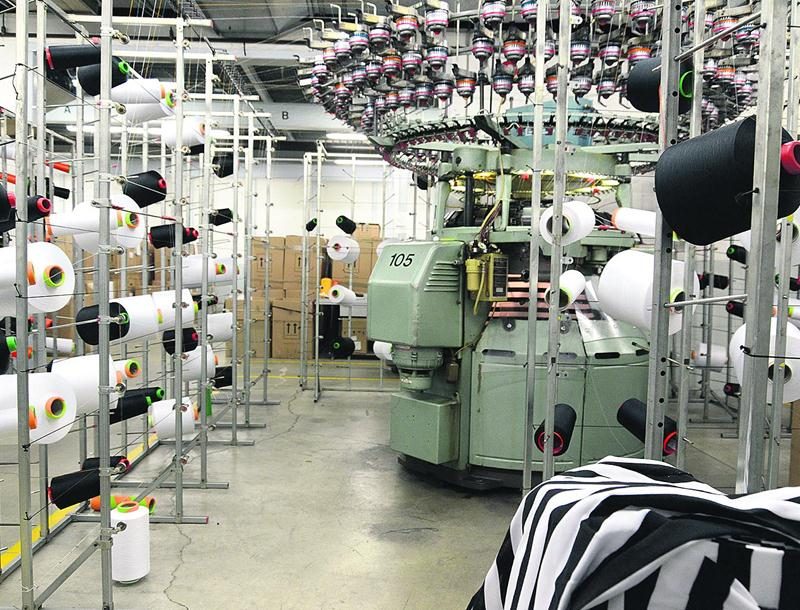 Lors du passage du COURRIER, une tricoteuse circulaire industrielle fabriquait le tissu utilisé pour la confection des chandails des arbitres de hockey de la LNH. Photo François Larivière | Le Courrier ©