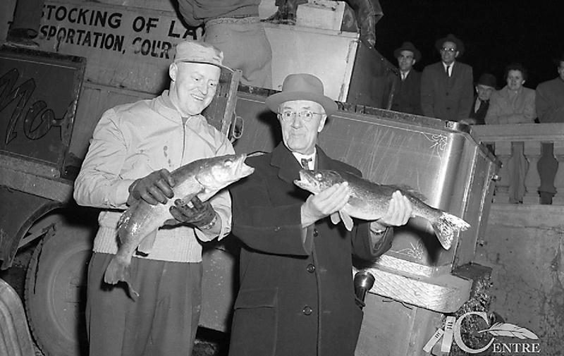 De gauche à droite : Jacques Campbell et Eugène Côté, industriel, respectivement secrétaire adjoint et président de l’ACPY, lors de l’ensemencement de la rivière Yamaska en 1956 en amont du barrage de la Penman’s. Centre d’histoire de Saint-Hyacinthe, Fonds Studio Lumière, AP-05491.