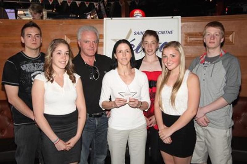 Les récipiendaires des bourses d'excellence du Saint-Hyacinthe Élite : Guillaume Champagne, Mélanie Pietroniro-Savoie, Marc-André Benoit (représenté par son père), Amélie Pietroniro-Savoie, Katrine Bazinet et Maxime Gauthier, accompagnés par Sylvie Guertin.