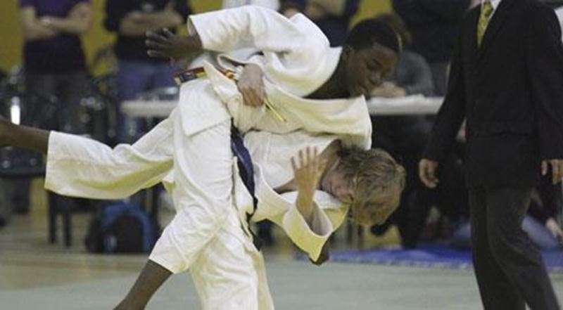 Benjamin Daviau (à droite) a réalisé un <em>ippon</em> dans les derniers instants de la finale pour décrocher l'or.