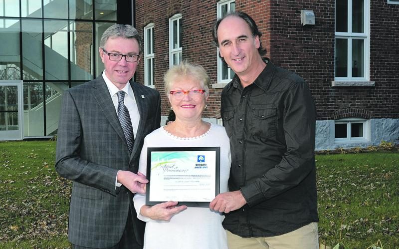 Le maire de Saint-Hyacinthe, Claude Corbeil, la conseillère Johanne Delage et Michel Rouleau, agent de développement à la vie communautaire, posent fièrement avec le certificat de reconnaissance « Municipalité amie des aînés » que le ministère de la Famille vient de décerner à la Ville de Saint-Hyacinthe. Photo François Larivière | Le Courrier ©