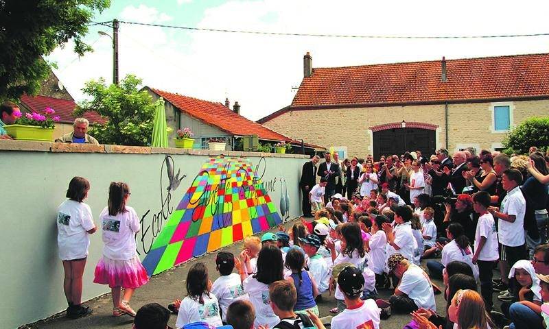 Lors de l’inauguration, la foule était rassemblée devant le petit muret peint par l’artiste, situé à l’entrée de l’école. Ginette Berthiaume