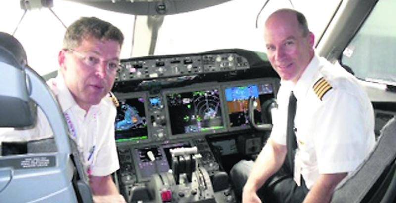 Le commandant Daniel Marchesseault (à gauche) a effectué son premier vol sur le 787 Dreamliner en direction de Tokyo-Haneda à la fin juillet.  Photo courtoisie