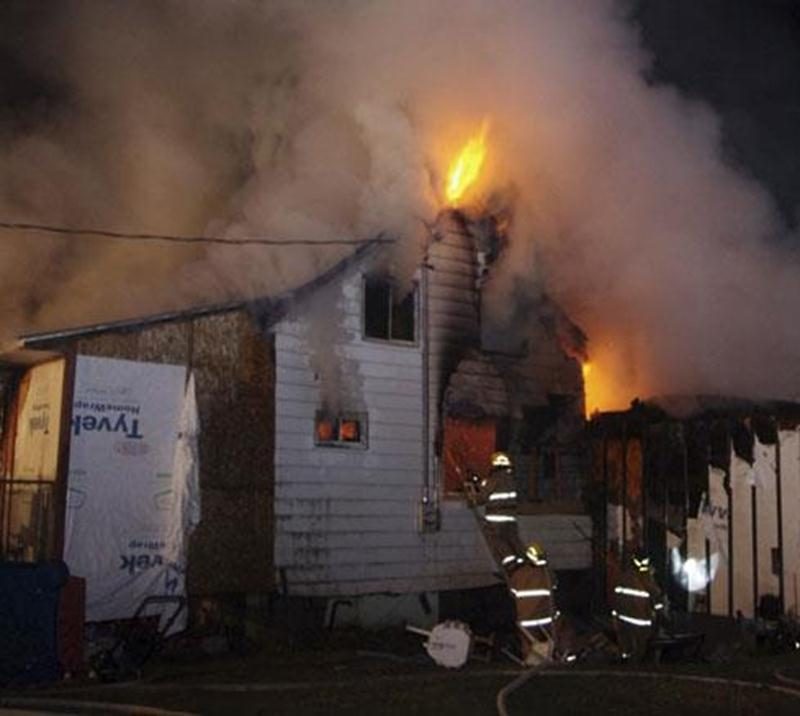 Une résidence située sur le 4 e rang à Saint-Hugues a été complètement détruite par les flammes dans la soirée de lundi. Un problème au niveau du système de chauffage serait à l'origine de l'incendie selon le directeur adjoint du Service des incendies de Saint-Hugues, Yvon Roy. Une quarantaine de pompiers ont travaillé à maîtriser le feu. Les pompiers de Saint-Barnabé, Saint-Simon, Sainte-Hélène et Saint-Nazaire ont été demandés en renfort, en plus d'un camion-citerne de Saint-Guillaume. Les sap