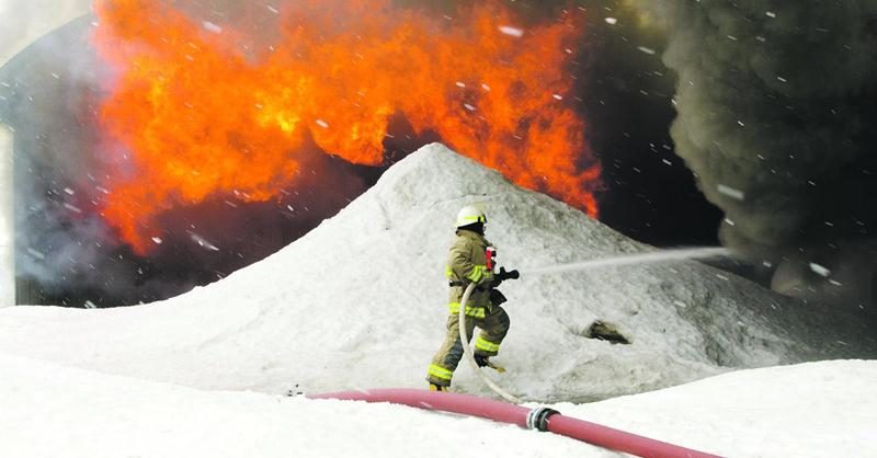 Une porcherie du rang Saint-Georges, à Saint-Liboire, a été complètement détruite par les flammes samedi. Photo Bruno Beauregard