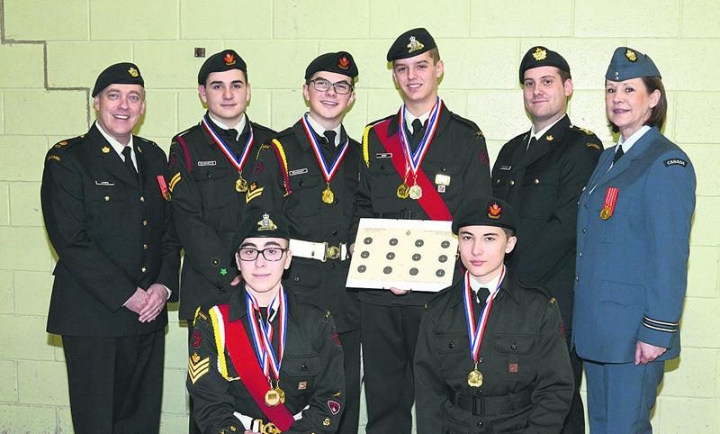 L’équipe de tir des cadets a remporté pour une deuxième année consécutive une médaille d’or en tir d’équipe. À l’arrière, major Sébastien Laporte, cd Officier régional des cadets (armée), URSC Est, caporal Mathieu Blanchette, caporal-chef Cédric Bousquet, sergent Jonathan Benoit, lieutenant Nicolas Boudreau, Officier de sécurité de champ de tir et instructeur de tir, et ­capitaine Diane Brodeur cd, commandant du CC1 du 6e bataillon du Royal 22e Régiment. À l’avant, sergent Raphaël Rodier et comm