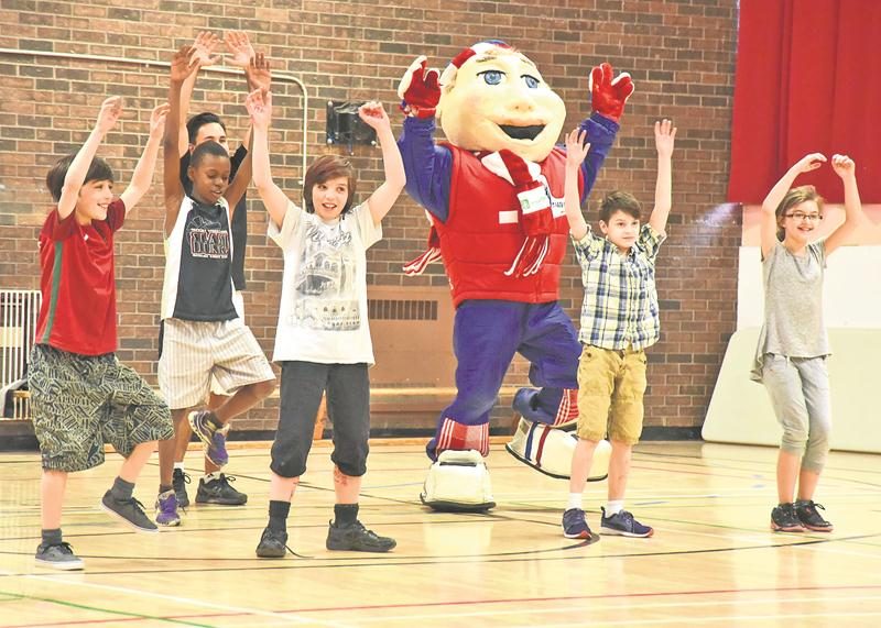 Des élèves de l’école Lafontaine ont donné le coup d’envoi du Défi santé en compagnie de la mascotte Pirouette par une démonstration dynamique de « danse échauffement » dirigée par l’organisme Jeunes en santé.  François Larivière | Le Courrier ©