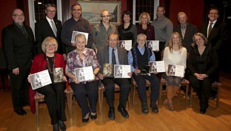 Les neuf candidats et récipiendaires aux prix Dollard-Morin, Prix d’Excellence du Réseau québécois Villes et Villages en Santé et au prix Claude Marchesseault ont été reçus pour une réception civique le 9 décembre à la Salle des Arts de l’Hôtel de Ville.
