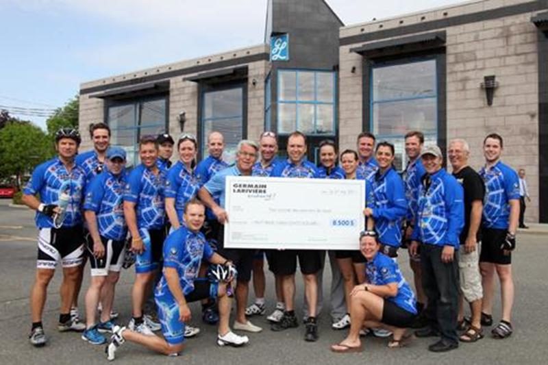 Le Tour cycliste des policiers de Laval, qui récolte chaque année des sommes pour le Fonds Marie-Soleil Tougas, d'Opération Enfant Soleil, a fait escale à Saint-Hyacinthe le mardi 31 mai, pour recevoir un chèque de 8 500 $ des mains de Jean Larivière, président-directeur général de Germain Larivière. Au total, ce sont 70 000 $ qui ont été amassés par les policiers de Laval et remis à Opération Enfant Soleil.