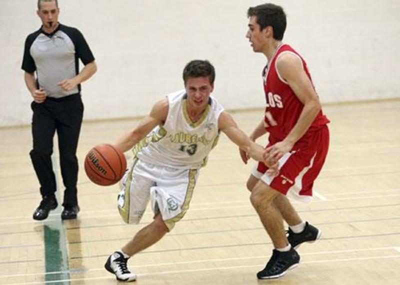 L'équipe masculine de basketball (AA division 2) du Cégep de Saint-Hyacinthe a entrepris sa saison 2011-2012, le 14 octobre. En trois rencontres disputées dans la division Centre-Sud du Québec, les Lauréats présentent une fiche d'un gain et deux revers. Leurs deux défaites, la première par la marque de 78-54 contre le Cégep de Granby et la seconde 99-77 contre celui de Trois-Rivières (notre photo) sont survenues contre les deux seules formations toujours invaincues en ce début de saison. La vict