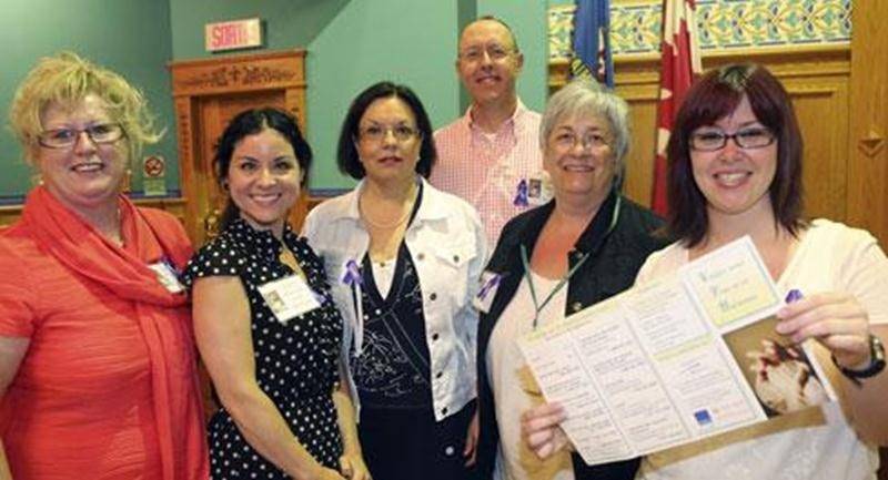 Les membres du comité des partenaires pour la création du dépliant: Denise St-Pierre, coordonnatrice régionale de la FADOQ Richelieu-Yamaska, Cynthia Sawyer, agente de développement au POLE Vallée-du-Richelieu, France Robillard, organisatrice communautaire au CLSC des Maskoutains, Gabriel Michon, organisateur communautaire au CLSC des Patriotes, France Lafrenière, organisatrice communautaire au CLSC MRC d'Acton et Lysanne Collard, directrice générale du Centre de Bénévolat d'Acton Vale.