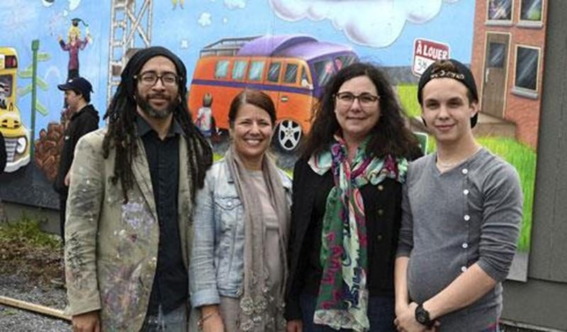 Les élèves de l'école secondaire Raymond ont dévoilé une immense murale extérieure tapissant les murs de leur établissement. Inscrits dans un programme d'alternance stages-études, 38 étudiants ont profité de ce canevas géant pour illustrer leurs projets d'avenir. Trois artistes de la région se sont joints au projet afin d'accompagner les élèves dans la mise en oeuvre de la murale. Dans l'ordre habituel : Vict'Art Varacalli, artiste peintre, Caroline Dupré, directrice générale de la CSSH, Élise M
