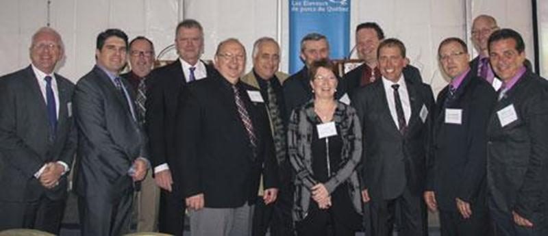 De droite à gauche : Jean Larose, directeur général Les éleveurs de porcs du Québec; David Boissonneault, président Les éleveurs de porcs du Québec; Mario Rodrigue, directeur adjoint Les éleveurs de porcs du Québec; Pierre Massie, éleveur de porc de la Montérégie; Normand Martineau, président Fédération de l’UPA de la Chaudière-Appalaches; André Auger, président Syndicat des producteurs de porcs de la Mauricie; Lisette Jean, présidente Syndicat des producteurs de porcs du Bas-Saint-Laurent; Andr