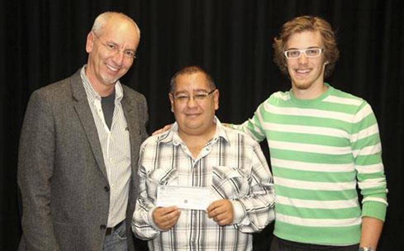 Pierre Rhéaume, Rubiel Salazar et Étienne Lussier, de l'A.S.S.H., ont remis une somme de 2 000 $ au Fonds d'aide Optimiste Douville.