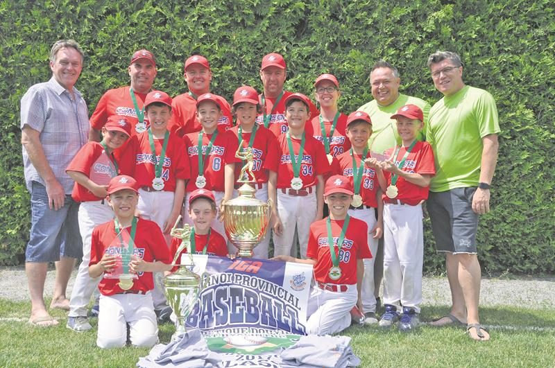 Les Condors de Saint-Hyacinthe posent fièrement avec le trophée remis aux champions de la classe B. Photo Courtoisie