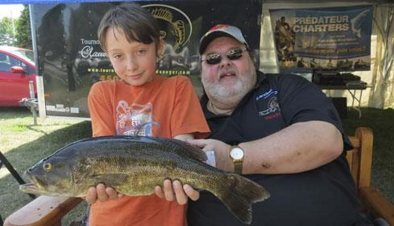Claude Auger présentera son 72 e super tournoi de pêche provincial les 6 et 7 juillet sur les rivières Yamaska et Noire, longeant les territoires de Saint-Damase, Saint-Pie, Saint-Hyacinthe et Saint-Césaire. Plus de 29 000 $ en prix seront remis, dont 16 voyages à gagner dans les pourvoiries du Québec. Le doré, le brochet, l'achigan, la perchaude et le maskinongé seront à l'honneur dans le cadre de la compétition. Sur la photo, le jeune pêcheur de 10 ans, Samuel Loiselle, avec un achigan de 2 lb