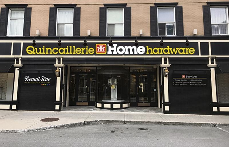 Si la maquette est approuvée telle quelle, voici à quoi devrait ressembler la quincaillerie Home Hardware du centre-ville. Ce magasin s’ajoute aux quelque 1 100 autres sous cette bannière à travers le pays. Photo courtoisie