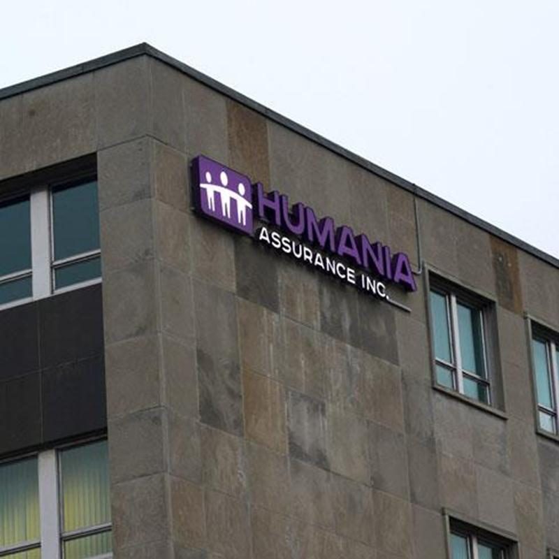 Sept mois après avoir délaissé le nom La Survivance, compagnie mutuelle d'assurance vie au profit de Humania Assurance, la mutuelle de Saint-Hyacinthe a officialisé le tout en modifiant l'apparence de son siège social de la rue Girouard à Saint-Hyacinthe. Le nouveau logo est du plus bel effet.