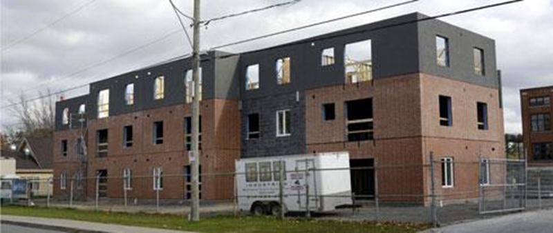Un immeuble de 24 logements abordables destinés à des personnes de 55 ans et plus, à revenu faible ou modeste, est présentement en construction au 935, rue Morison.
