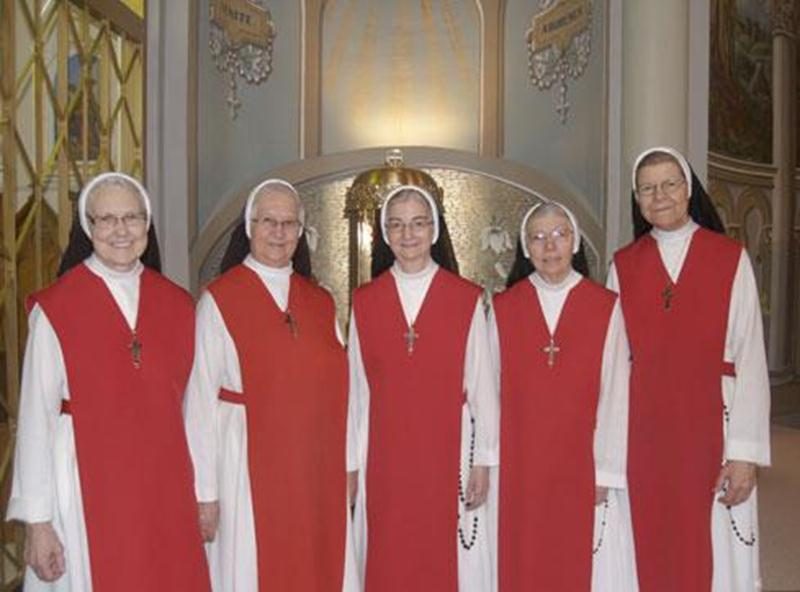 Au cours de leur chapitre, les soeurs Adoratrices du Précieux-Sang ont élu un nouveau conseil pour leur Monastère de Saint-Hyacinthe. Soeur Micheline Proulx, supérieure, est entourée de ses conseillères, les soeurs Andrée Lapierre, Gabrielle Jobin, Suzanne Teasdale et Claire Durocher. Le monastère compte actuellement une cinquantaine de religieuses.