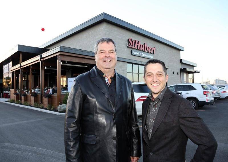 Steve Deslauriers et Bernard Labbé ne sont pas peu fiers de leur nouvelle rôtisserie St-Hubert