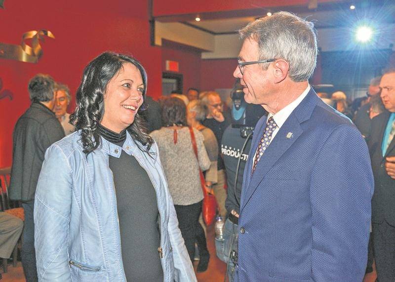 Élue dans le district Saint-Thomas-d’Aquin, Linda Roy est félicitée par le maire Claude Corbeil.