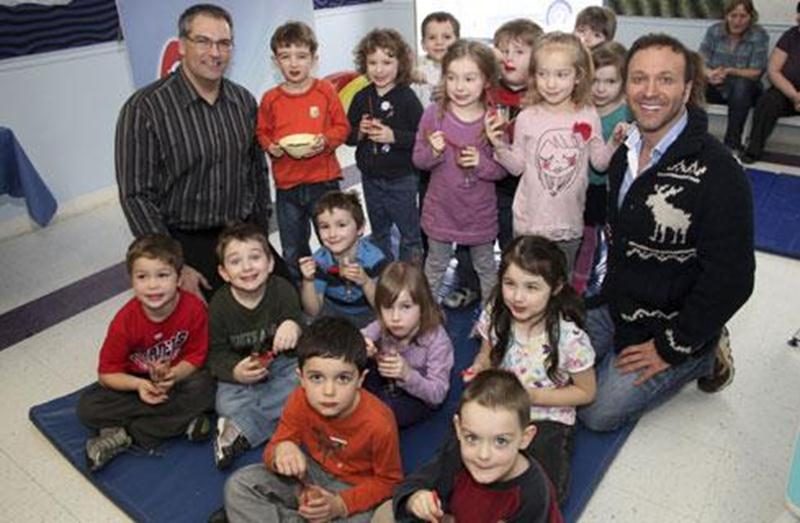Joël Legendre a pris quelques instants pour fraterniser avec des enfants du CPE Les Coquelicots, qui ont eu la chance de goûter à un pouding au chocolat tout droit sorti du livre de recettes du comédien, <em>Bibliographie gourmande</em>.
