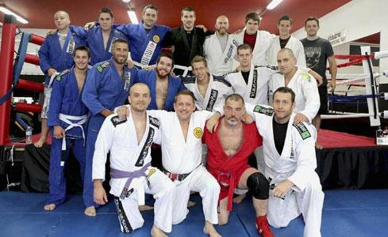 Une vingtaine d'adeptes des arts martiaux ont participé au séminaire de combat organisé chez GymXtra au profit de la Maison des Jeunes de Saint-Hyacinthe.