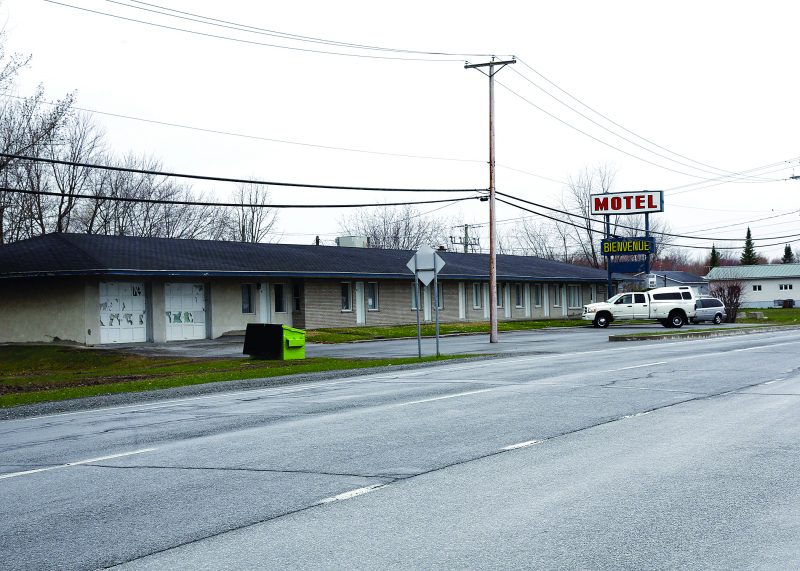 Selon ce qu’a appris LE COURRIER, le motel Bienvenue, du boulevard Laurier Ouest, pourrait faire place à un garage du concessionnaire automobile Groupe Beaucage si la procédure de modification règlementaire qui vient d’être enclenchée à la MRC produit l’effet désiré par les demandeurs dans le dossier.  Photo Robert Gosselin | Le Courrier ©