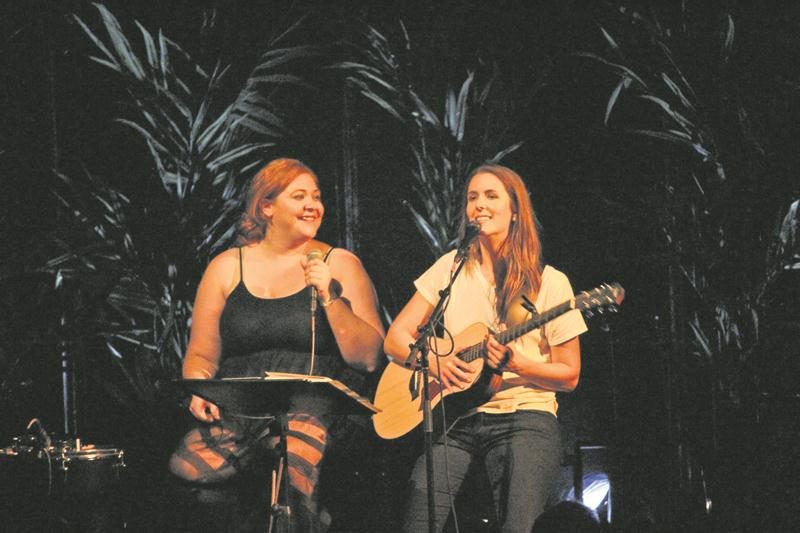 Sur scène, Beyries (à droite) n’est accompagnée que de sa complice Judith Little-Daudelin, à la voix et aux percussions. « Plus, on serait trop! », assure la chanteuse. Photo Olivier Dénommée