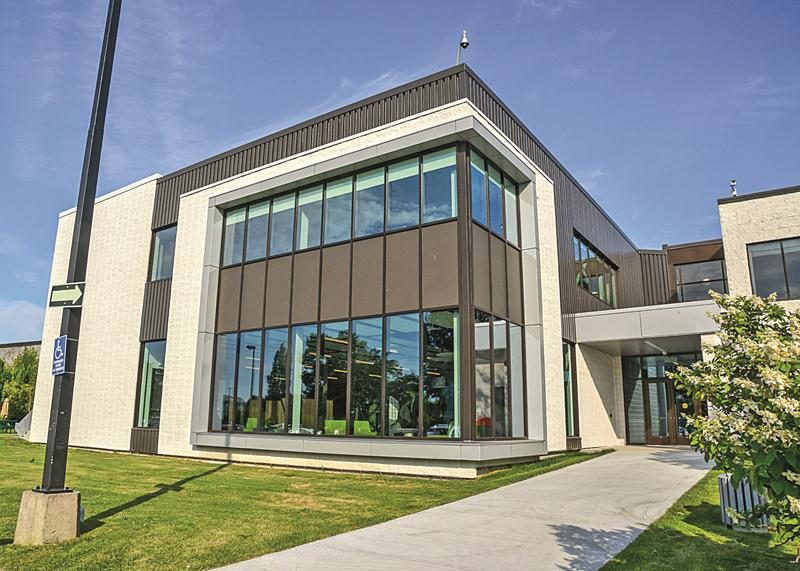 La fenestration est également généreuse à l’étage, où se trouvent trois salles de classe. Photo François Larivière | Le Courrier ©