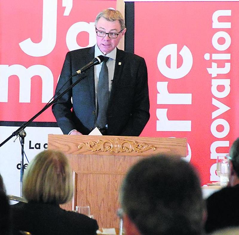 Devant les membres de la Chambre de commerce, le maire de Saint-Hyacinthe, Claude Corbeil, a passé en revue les dossiers qui occuperont son administration en 2015.  Photo François Larivière | Le Courrier ©