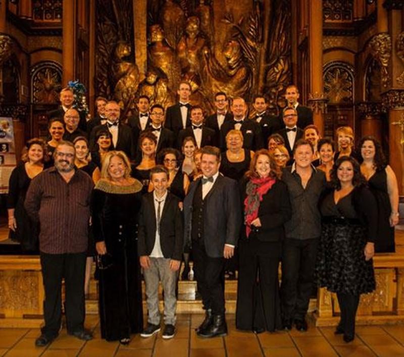La distribution des <em>Stars chantent Noël</em> composée de Nadja, Laurence Jalbert, Maxime Landry, Michèle Richard, Yves Lambert, Étienne Cousineau ainsi que Tom-Éliot Girard.