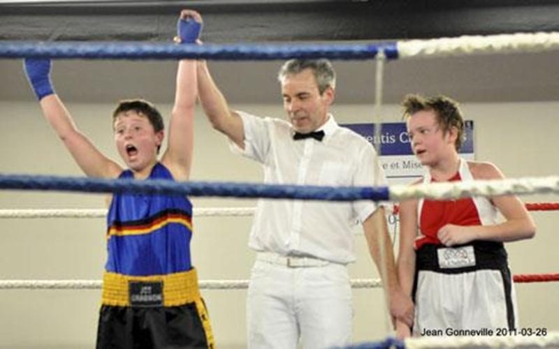 Trois athlètes du Club de boxe Les Apprentis Champions ont participé à un gala présenté à Trois-Rivières, le samedi 8 octobre. Chez les 48 kg benjamin, Tommy Dussault (à gauche sur notre photo) a vaincu Xavier Hamel, du Club Performance, par la marque de 8-5 pour remporter un cinquième combat en six présences dans l'arène. Samuel Lajoie, qui boxait chez les 56 kg junior, a quant à lui eu le dessus, 13-8 sur la carte des juges, sur Kaeny Savoie, également du Club Performance. Finalement, chez les