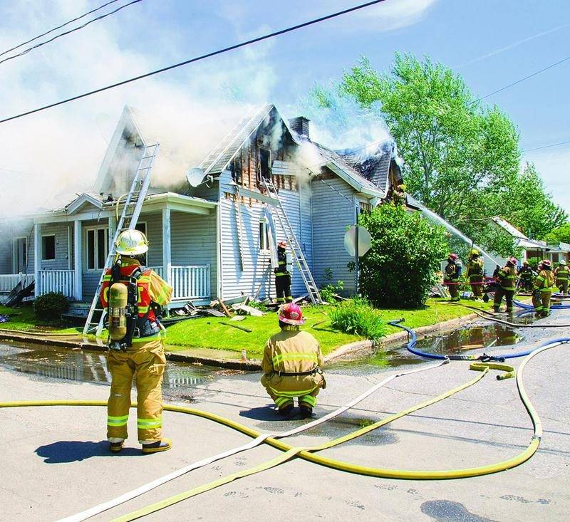 Plus de 50 pompiers ont combattu les flammes par une chaleur écrasante dimanche. Bruno Beauregard