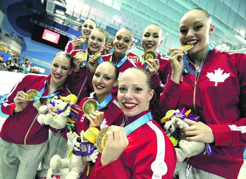 L’équipe canadienne de nage synchronisée a raflé l’or aux Jeux panaméricains, à Toronto. Annabelle pose devant à gauche. Photo Synchro Canada
