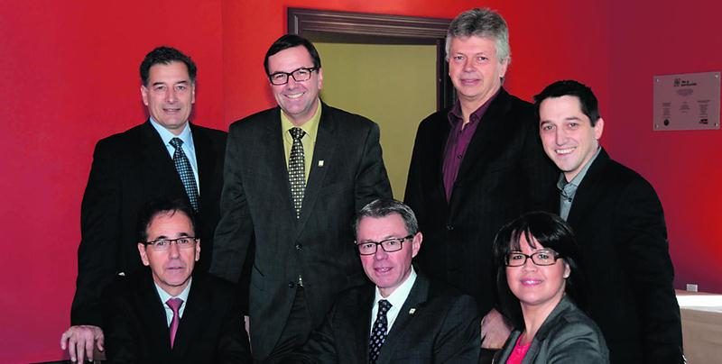 Le maire de Saint-Hyacinthe, Claude Corbeil, y est allé hier d’une importante annonce dans le dossier du développement économique. Il était entouré pour l’occasion de Bernard Forget, président de la CDC, Nancy Lambert, directrice générale de Tourisme et Congrès Saint-Hyacinthe, André Barnabé, président de la Cité de la biotechnologie, Louis Bilodeau, directeur général de la Ville, Sylvain Gervais, directeur général de la CDC et Steve Deslauriers, président de Tourisme et Congrès.   Photo Françoi